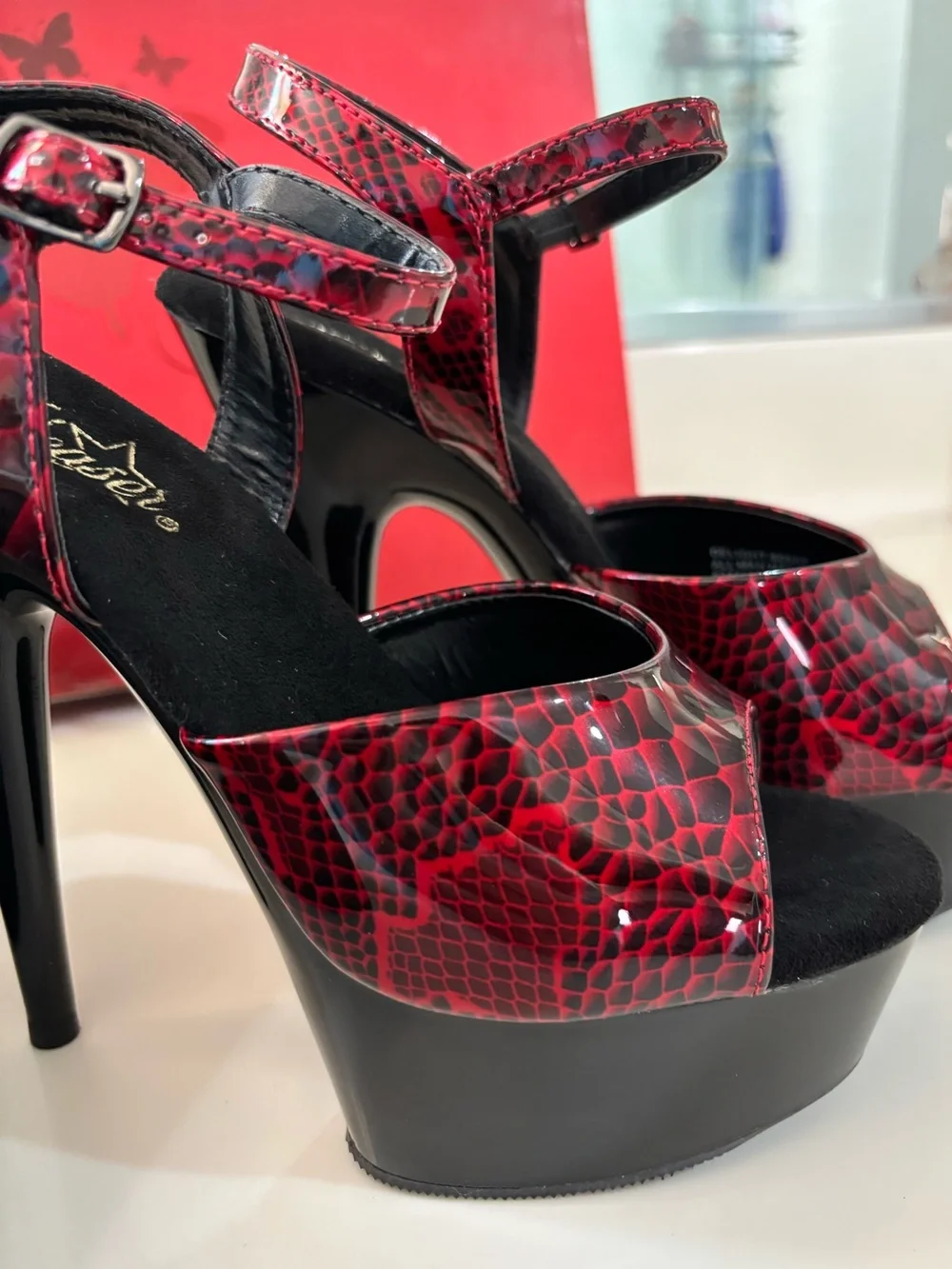 NWT Pleaser Delight Stiletto Pumps Red Snake Skin Women’s Size 7